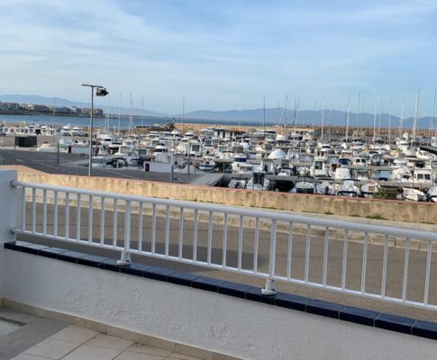 Planta baixa per llogar primera linea club nautic
